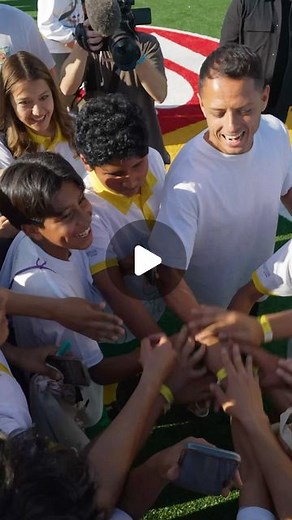 Javier “Chicharito” Hernández on Instagram: "I joined @lays_football & @uefa_foundation to launch their sixth #LaysRePlay community pitch in Santa Ana, California with @lays ♻ Made by reusing empty chip packs #LaysRePlay brings joy and soccer to communities around the world to help generate positive change for the future generations of soccer.⚽"
