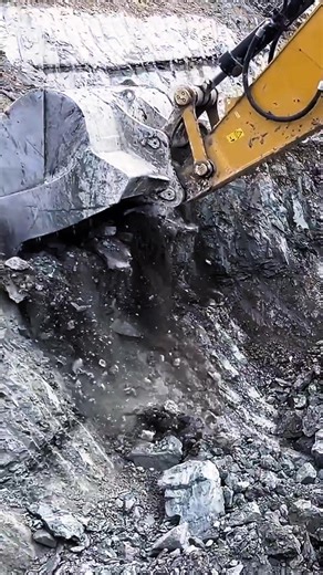 CAT 6015B Epic Loading Power 💪⛏️ Watch the CAT 6015B deliver pure loading efficiency and unstoppable power. Massive bucket, smooth cycles, and precision that keeps haul trucks moving nonstop. This is how real productivity looks in the pit. 👉 Like, comment, and follow for more epic heavy equipment action! #CAT6015B #EpicLoading #HeavyEquipment #MiningLife #fblifestyle | Earthmover Legends