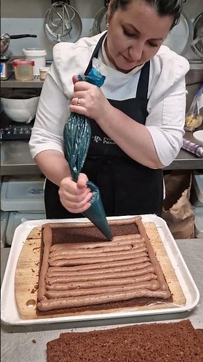 Watch Geanina Build Our Traditional Amandina Cake 🍫 #londoncakedesigner