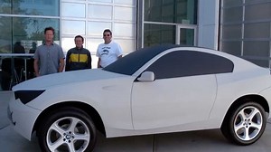 2004 BMW ICE Concept — 🇫🇷 Le design BMW subit depuis plusieurs mois des critiques de plus en plus virulentes sur les réseaux sociaux. Face à ce rejet, la communication BMW a décidé ces dernières semaines de reprendre la main en puisant notamment dans ses archives du design. Après une première vidéo poussive pour justifier la taille démesurée des haricots (> https://youtu.be/45EokjFz8mg), le très sympathique designer David Carp nous dévoile ici deux concepts restés jusque-là inédits : d’abord l