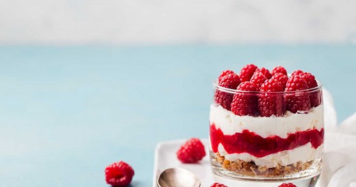 Cheesecake sans cuisson aux fruits rouges : la recette de Cyril Lignac prête en 20 minutes