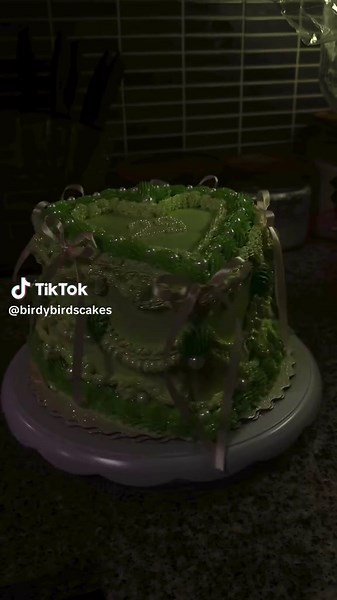 My first heart cake made with Love for my sister 💚🤍 *turn up your brightness to see sparklessss* #birthdaycake #heartcake #baking #pastel #glitter #tresleches