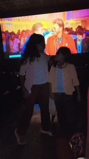 madhyalo yevaro papa bale chesthundhi dance 😂#magastar chiranjeevi #victory venky #sisters love 💕