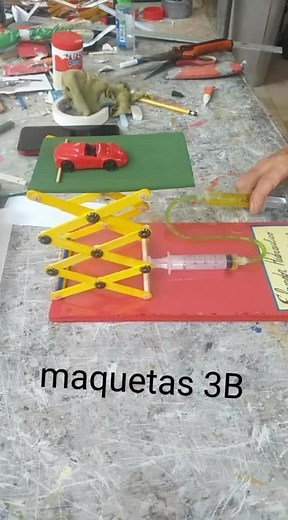 Maqueta Hidráulica: Principio de Pascal en un Elevador Casero