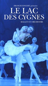 [ Le Lac des Cygnes ] 🦢 Préparez-vous à être transportés par l’élégance et la magie du Lac des Cygnes, le ballet le plus joué au monde, de retour pour une grande tournée en France et en Europe en 2025. Plongez dans l’univers enchanteur du Prince Siegfried et de la Princesse Odette, prisonnière d’un sortilège maléfique la transformant en cygne le jour et en femme la nuit. Seul un amour éternel peut briser ce charme. Cette nouvelle production, sublimée par des décors somptueux et des costumes éti