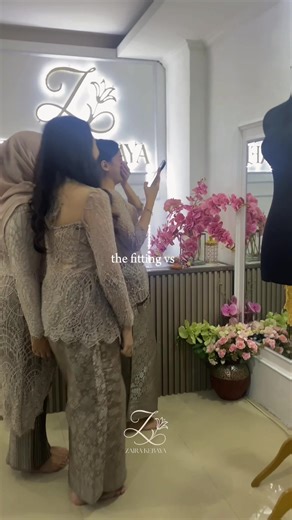Wisuda makin spesial dengan kebaya kembaran 🤍 Di ZAIRA KEBAYA tersedia kebaya wisuda family set ready to rent (model & warna mengikuti koleksi yang tersedia). Bisa juga sewa by request sesuai ketersediaan atau jahit/custom made. 📍Bogor ☎️ 0896-1135-2824 Booking lebih awal untuk secure tanggal wisuda ✨ #sewakebayabogor #jahitkebayabogor #sewakebayawisuda #wisudacore #kebayawisuda