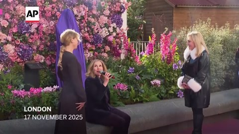 Renée Zellweger meets Bridget Jones statue