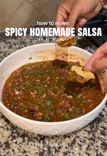 Spicy Homemade Salsa Recipe: Ready in 15 Minutes! 🌶️