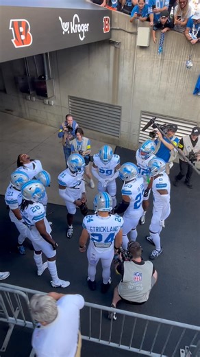 The Detroit Lions are taking the field! Go Lions! Beat the Bengals! | Detroit Lions Den