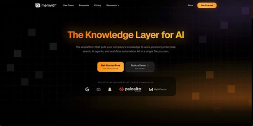 在 GitHub 挖到一个有意思的开源项目：Memvid。它不走传统向量数据库那套，而是把文本直接编码进视频文件里。几百万段文本被压进一个 MP4：存储体积可压到原来的 1/10，语义搜索还能做到亚秒级响应，而且不需要数据库服务器。GitHub：https://t.co/NPWIrZ9ieV官网：https://t.co/LLCxvwFI5n它还内置对话能力，能围绕知识库做上下文感知问答；支持直接导入 PDF，自动索引、开箱即用。全程可离线：视频生成后就能本地跑，不依赖网络。正在搭大型知识库的 AI 开发者，可以重点看看。