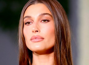 Hailey Bieber estrena el color de pelo más trendy del 2024