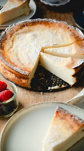 Quarkkuchen ohne Boden- so cremig und lecker! 😍 Der Kuchen ist außerdem super schnell zubereitet, schmeckt herrlich erfrischend nach Zitrone und während er im Ofen brutzelt, könnt ihr euch schon mal auf ein großes Stück davon freuen 🤩 Quarkkuchen lieber mit oder ohne Boden? ♥️💬 🔸 Zutaten (22er Springform) 1kg Speisequark 2 Pck Vanillezucker 2 TL Zitronenabrieb 200g Zucker 4 Eier 40g Speisestärke 225g weiche Butter etwas Puderzucker zum Bestäuben ggf. ein paar frische Beeren zum Garnieren 🔸 
