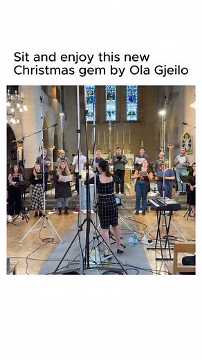 Meridian just dropped something truly special and honestly, it’s the perfect way to step into the Christmas season. Under the inspired direction of Irene Messoloras, one of the most musical and visionary conductors out there, the ensemble brings to life a brand-new arrangement of “The Holly and the Ivy” crafted by none other than Ola Gjeilo. Ola has called this carol one of his absolute favorites, and you can feel that affection in every harmony. ❄️✨ 👉 Are you adding this to your holiday playli