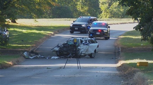 2 people dead after car strikes overpass on GW Parkway