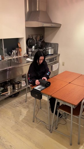 妻がロールピアノで魅せる即興演奏の魅力