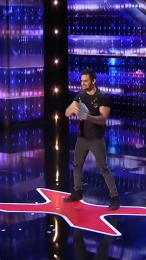 🎩 𝗗𝗮𝗶𝗹𝘆 𝗠𝗮𝗴𝗶𝗰 𝗧𝗿𝗶𝗰𝗸𝘀 🎩 | Isn't It Amazing ?? 😍😍 Follow @magichustle for more! Follow @magichustle for more! Follow @magichustle for more! . . Use #magic_hustle to... | Instagram