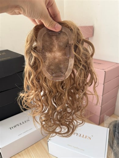 ✨ Curly Hair Mono Topper ✨ Designed for natural movement and effortless volume. This 3×5" monofilament base features a short length, lightweight density, and a soft light brown highlight blend — perfect for clients seeking breathable comfort and realistic curl definition. As a factory-direct wholesale manufacturer, we provide: ✔ Stable bulk supply & fast fulfillment ✔ Consistent quality control ✔ Flexible customization for salons & distributors 📩 DM us for catalog or custom inquiry — let’s grow