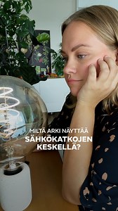 Suomalaisten on syytä varautua tulevana talvena mahdollisen sähköpulan aiheuttamiin sähkökatkoihin. Miltä arki näyttäisi sähkökatkojen keskellä? Kuinka usein sähkökatkoja tulee? Sähkökatkoja on tarkoitus toteuttaa ja niistä tiedottaa suunnitelmallisesti, mutta sähköpulan iskiessä voi sähköt mennä poikki kokonaisilta asuinalueilta yllättäenkin. Myös EU vaatii, että Suomen leikattava sähkönkulutusta huipputunteina: https://www.mtvuutiset.fi/artikkeli/suomen-on-leikattava-sahkonkulutusta-huipputunn