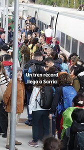 🚅 Un tren récord: llega a Sarria un Alvia del que se bajaron 207 personas. Es la primera vez que la afluencia de viajeros obliga a hacer una doble composición, con lo cual los coches pasaron de forma inédita de 9 a 18 📹 Sebas Senande #ElProgresoIG #alvia #tren #Sarria | El Progreso de Lugo