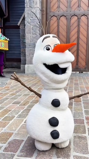 Would you wait in the crowd just to see Olaf dance? ☃️👀
