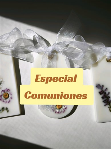 Detalles que dejan huella ✨ ​Preparando con mucho amor los recuerdos para una comunión muy especial. 🕊️ Estos wax sachets no solo decoran, sino que llenan cada rincón de un aroma inolvidable. ​Elegimos flores preservadas y aromas suaves para que cada invitado se lleve un pedacito de este día tan mágico a casa. ¿Qué os parece el resultado? 🕯️🌸 Si quieres detalles así para tu evento, escríbeme por DM, estaré encantada de ayudarte. VELOSA STUDIO 🧡 #DetallesComunion #WaxSachets #RecuerdosPersona