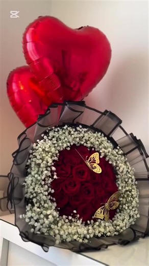 L’élégance se cache dans les détails... 🦋✨ Un écrin de roses rouges, une touche d’or et tout l’amour de Karm-Bloom pour rendre votre Saint-Valentin inoubliable. Offrir une création Karm, c’est offrir un souvenir qui dure. 🌹 -15% sur la main-d’œuvre pour toute réservation avant le 8 février. ⚠️ Places limitées (20 commandes uniquement). #karmbloom #saintvalentin #gabon🇬🇦 #debloquemesvue🥲🙏🏽 #notmyimages