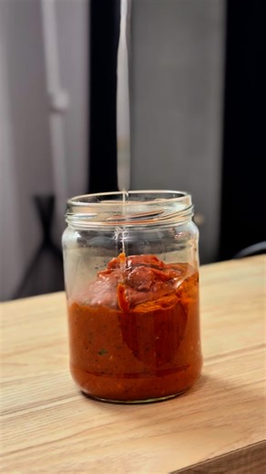 L’ AUDACIEUX on Instagram: "🔥 Une pâte de piments rôtis, simple et pleine de caractère. À la fois inspirée de mes racines africaines et de ma vie parisienne, elle s’adapte à toutes les tables et à toutes les envies. 👉 Ingrédients utilisés dans cette recette : • 6 piments Antillais • 2 poivrons rouges allongés • 200 g de tomates cerises • 3 échalotes • 1 grosse gousse d’ail • 1 petite cébette (fraîcheur en fin) • 1 c. à c. de gros sel • 1 pincée de poivre • ½ c. à c. de gingembre en poudre • 1 