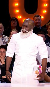 Le chef Philippe Etchebest (Kody) fait irruption sur notre plateau pendant l'interview d'Adriana Karembeu (Damien Gillard) sur son livre de diététique... | Le Grand Cactus - RTBF