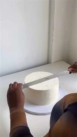 OVAL CAKE TUTORIAL I originally saw this tutorial from @Yessi and tried it straight away!! Will definitely try it again in future but not with a soft filling like cream cheese as you can see the cake struggling to stay together  | Daffy Duck Cooks | Facebook