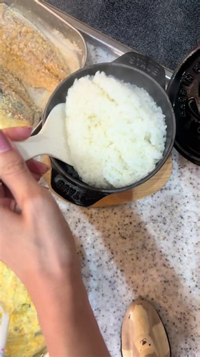 アジフライ定食ご飯🍚🐟 渾身のパワーで作りましたが、やっぱり青臭い〜😫 この臭さもウマ旨み、。なのかなあ🫥😕 #旦那弁当 #おうちごはん #アジフライ