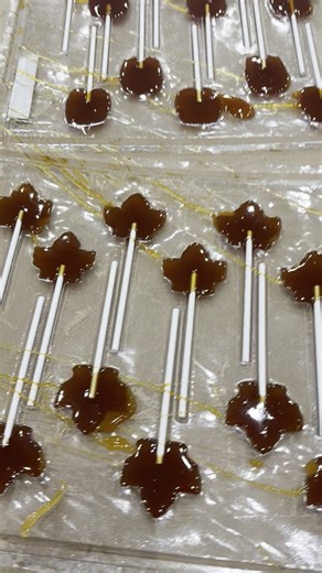 Voici nos magnifiques et délicieux suçons à l’érable, confectionnés à partir de sirop d’érable 100 % pur. 🍁 C’est simple : ça plaît à tout le monde, autant aux petits qu’aux grands 😉 Disponibles en forme de feuille d’érable ou de baril de sirop d’érable. 0,99$ chaque. https://www.francoislambert.one/products/sucons | François Lambert