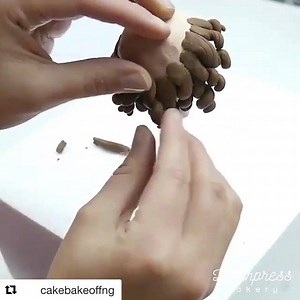 Beim modellieren von Fondant Figuren kann es manchmal sehr schwierig sein, einer Figur die richtige Kopfform oder Proportionen zu geben. Hier ist ein kleiner Trick, wie es dir in zukunft besser gelingt, deine Figuren originalgetreu zu formen. Passendes Fondant und Tools zum bearbeiten findest du hier: https://www.denisesbakery.ch/fondant-blutenpaste-modellierschokolade/rollfondant-massa-ticino/ . . . When working with fondant it can be very hard to get shapes of heads and bodies correct. Here's 