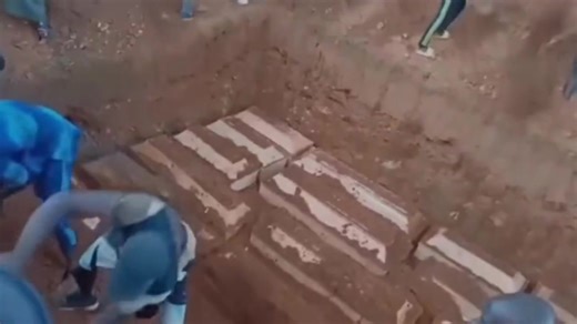 Chaque jour au Nigeria, des centaines de chrétiens sont tués et leurs villages incendiés par les islamistes. Personne n'en parle. Où sont passés les demeurés qui bêlent depuis deux ans que « pas besoin d’être palestinien pour soutenir Gaza suffit juste d’être humain » ? Leur humanité s’arrête aux frontières de la Oumma. Pour la diversité islamisée et ses larbins d’extrême-gauche, si t’es pas musulman, t’es pas humain. | Jean Messiha