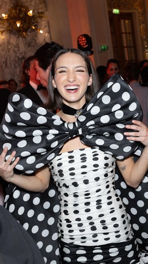 Revista ¡HOLA! on Instagram: "Carolina Lansing, nieta de Carolina Herrera, conquistó el corazón de todos con su simpatía durante el Baile de Debutantes 2025 ✨. Tras el emotivo y formal vals de presentación junto a su padre, Gerrit Livingston Lansing Jr., protagonizó una divertida broma a su 'cavalier'. ¡No te pierdas el vídeo completo en hola.com 🖇️! #CarolinaLansing #CarolinaHerrera #GerritLivingtonLansingJr #LeBal #bailededebutantes"