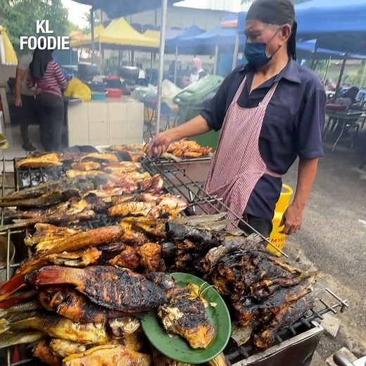 This place in KL is known for their Ikan Bakar served with lots of Air Asam 🔥 📍 Pak Din Ikan Bakar @ Jalan Tanglin KL | KL Foodie