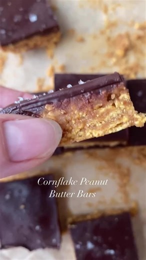 No Bake Peanut Butter Cornflake Bars! These guys are rich and perfectly chewy, made with only a few ingredients. The recipe is especially great for a quick but healthier back to school snack. Grab the recipe up on the blog! #backtoschool #healthyrecipes #energyboost #quicksnack #cornflakerecipes