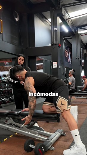 Remo con mancuerna cómodo: cómo hacerlo si te incomoda