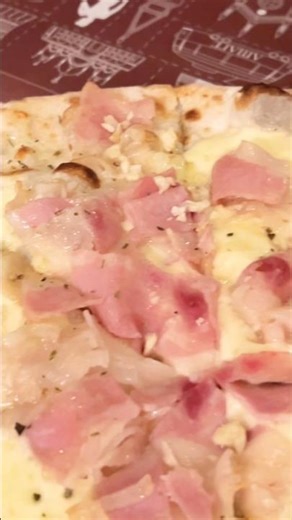 Indulge in Authentic Italian White Pizza: Creamy Mozzarella & Crispy Bacon Delight! #pizza #italian