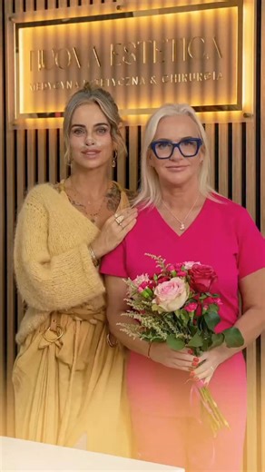 Zastanawiasz się, czy zabieg Lip lift jest dla Ciebie? Posłuchaj opinii naszej pięknej pacjentki @kasianast godzinę po tym zabiegu w gabinecie @nuova_estetica_pl 🥰 Lip Lift to chirurgiczny zabieg modelujący kształt ust, który skraca odległość między nosem a górną wargą, unosząc ją delikatnie ku górze. 👉🏻 Efekt? Naturalne powiększenie, piękny kontur ust i młodszy, świeższy wyraz twarzy. ✨ Jeśli marzysz o ustach, które wyglądają naturalnie i harmonijnie – bez wypełniaczy – Lip Lift może być Two