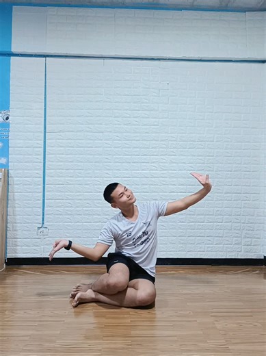 เมขลานั่งวิมาน ☁️🏛️☁️🔮 ทำนองเพลง เขมรปากท่อ ครั้งหนึ่งเคยต่อเพลงนี้กับครูบุนนาค ทรรทรานนท์ ในคลาสวิชารำเดี่ยว รำคู่ ของสาขานาฏศิลป์ มรภ.สวนสุนันทา กลับมาทวนท่าอีกครั้งจาก คลิปวิดีโอของครูหนุ่ย กชมล แต่ใดๆคือไม่ได้รำนาน ตัวแข็งมาก ปวดเข่าปวดเอวสุดๆ 😂 #เมขลานั่งวิมาน #นาฏศิลป์ไทย #รำเดี่ยว #เด็กนาฏศิลป์ #รำไทย