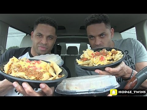 Eating Best Nachos In The World | Taco Bell NACHOS BELLGRANDE @Hodgetwins