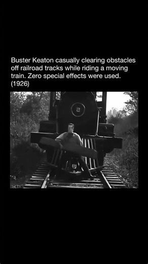 Buster Keaton casually clearing obstacles on a moving train (1926) – No special effects 😱