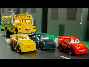 Mini City Racers Chaos - Mack Unleashes Race & Miss Fritter Chase! (Disney Cars Toys Stop-Motion)