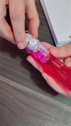 Pen test: trocando o refil do corretivo em fita pentel. #amopapelaria #corretivo #papelaria #shorts