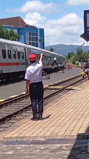 PPKA Memberangkatkan Kereta #keretaapi #keretaapiindonesia #ppka #petugaskeamanan