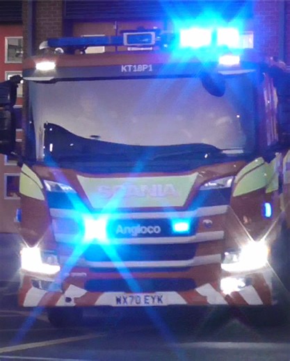 Poole’s wholetime first away fire engine seen responding with blues and twos out of home station to an incident towards the town centre #dorsetandwiltshirefireandrescue #poole #fire #rescue #fyp