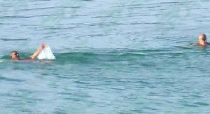 VIDEO/ Ish-futbollisti i njohur vlonjat “sfidon” të ftohtin, del për not gjatë fundjavës