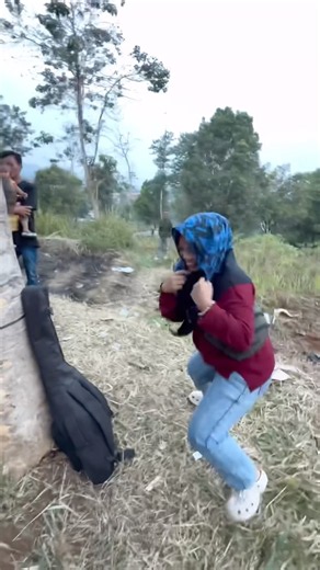Cewek Baju Merah Panik Dikejar-kejar sama Kuda Lumping! Benjang Gentra Buhun Sawargi