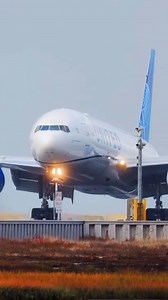United Airlines Boeing 777 performs a smooth landing in rainy weather at San Francisco International Airport (SFO). #sfflights #unitedairlines #boeing777 #rainylanding #flysfo #sfoairport #planespotting #avgeek #weatherlanding #aviationlovers #aircraftspotting #fblifestyle #longhauljet | SF Flights