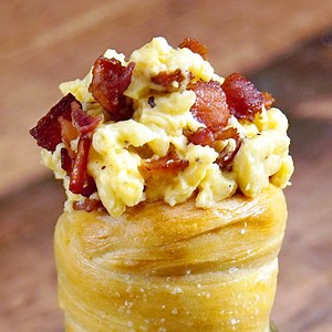 Bacon Mac & Cheese Bread Cone Save this recipe: https://taste.md/2nUeS3y More recipes on our app ￼📲 http://link.tastemade.com/HE7m/d7vKHjOsBD | Tastemade